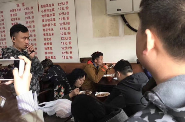 谢霆锋现身小店吃卤煮 和旁桌大妈聊起劲