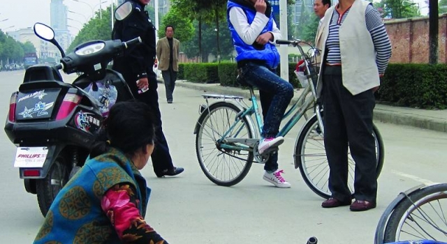 扶路人反遭诬陷：中甲球员扶起老人反被称“撞了人”