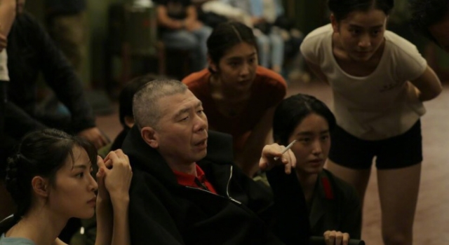 冯小刚自称老不正经 回复网友我还得装逼