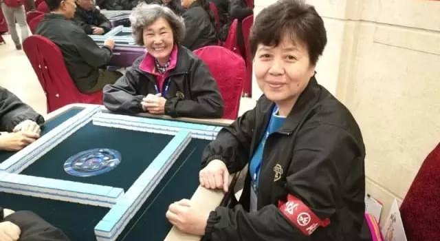 大妈回应输世界麻将被骂事件:只为活一把自己