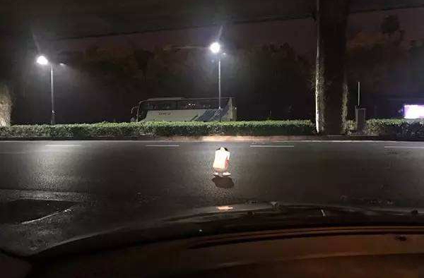 好感动！女子半夜蹲马路中间哭 暖心司机为其点亮车灯