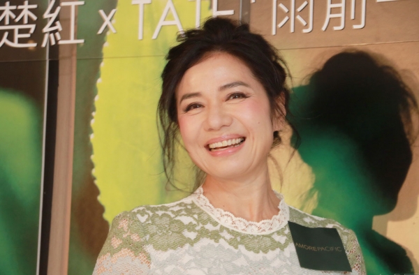 钟楚红皮肤松弛显老态 身材却婀娜多姿显自信