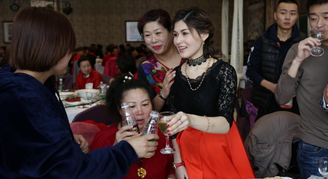 爱无国界 无需车房东北男子娶22岁俄罗斯美女