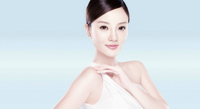 好尴尬！李小璐走平路竟然摔跤