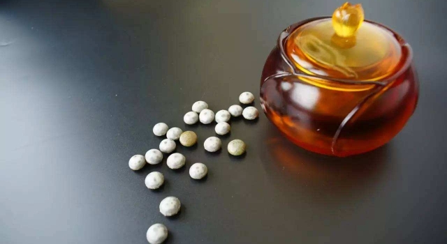 亲人骨灰制晶石随身带引争议 如此生命晶石你愿意带吗