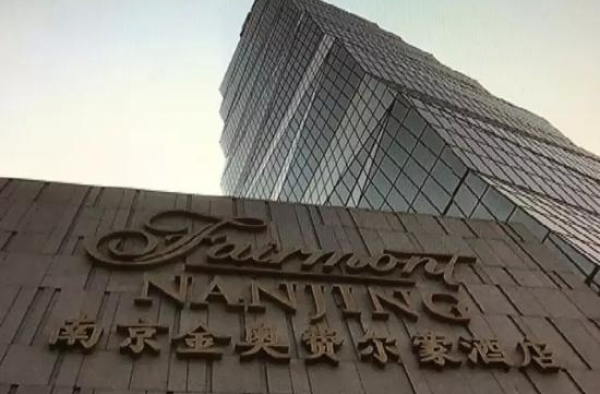 酒店玻璃外墙反光 新娘沐浴被现场直播