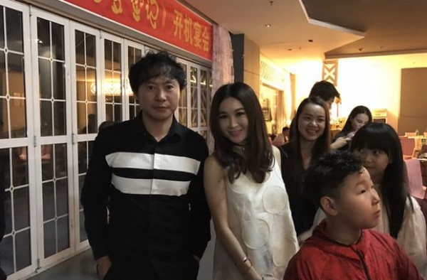 李文乐温碧霞亲密同框 性感女神娇小妩媚