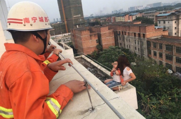 因家庭纠纷 女子一怒之下欲带3岁儿子跳楼