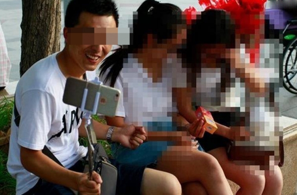 坑爹了！儿子调戏女学生 老爸升级“背锅侠”被打