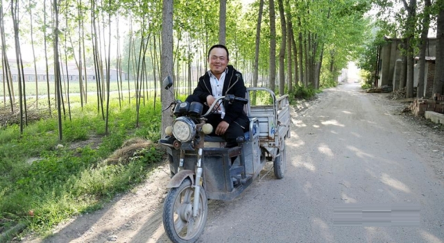 小伙家有四套房 失恋为疗伤工地开挖掘机
