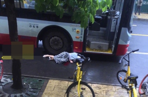 女子追公交摔倒后惨遭碾压身亡 谁的错？
