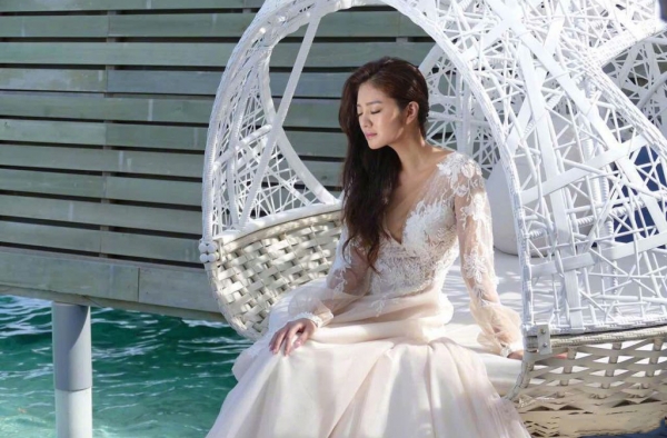 安以轩6月大婚 深V婚纱写真性感撩人