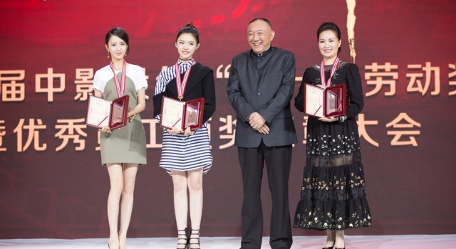 佟丽娅表彰会获奖 可网友的关注点却在