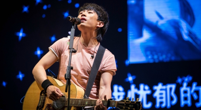 赵雷首次在演出现场崩溃 赵雷为什么要道歉