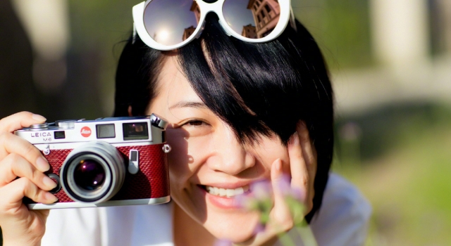 许晴写真似少女 手持相机笑颜如花