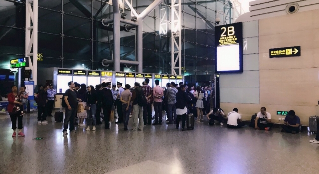 机场一晚两次遭无人机干扰 上万游客滞留重庆机场