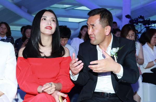辣妈姚晨出席时装发布会 身着红裙香肩外露明艳动人