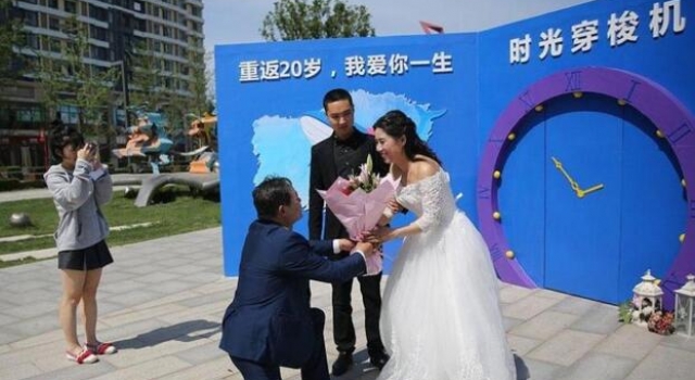 90后小伙带母重返20岁 这些母亲节礼物让人动容