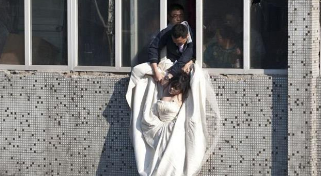 新娘要跳楼 警察劝说跳了老公成别人的了