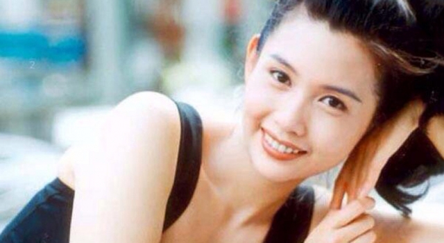 邱淑贞高颜值三女儿罕见同框 小女儿牙齿抢镜