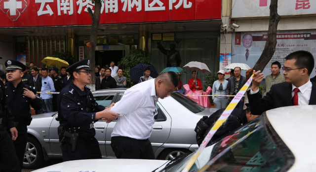 猖狂至极！ 昆明“老赖”宝马车被查雇人法院门口抢车