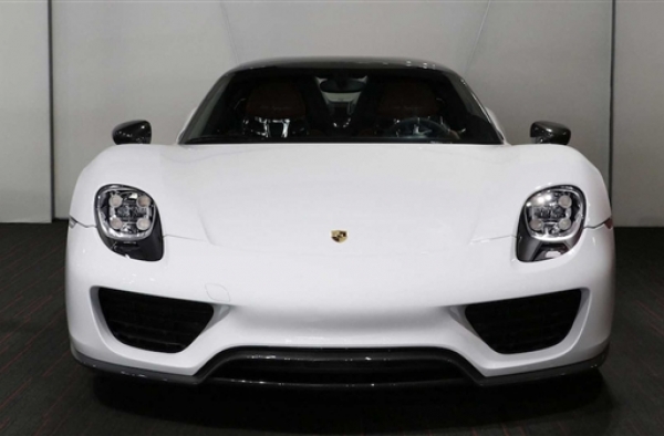 国外惊现保时捷全新白色918 Spyder 停产两年再起航?