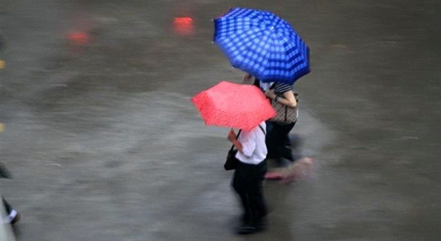 雨中真情 暴雨冲走井盖老人冒雨坚守1小时引导路人