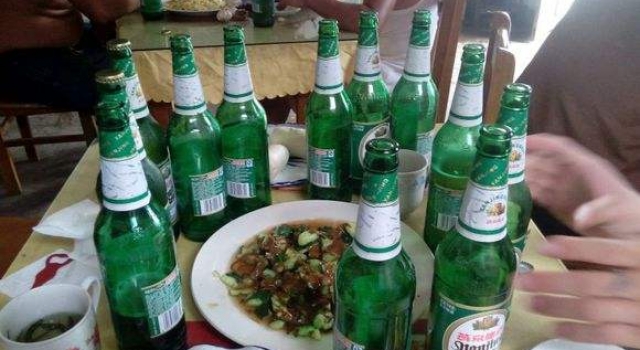 两男子为红颜拼酒 谁赢谁把女子领回家