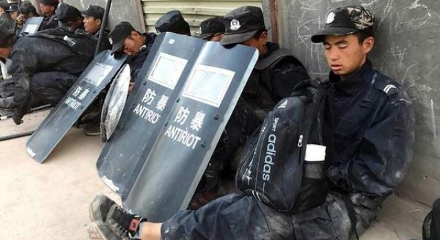 新疆警察感动网友 有一种警察叫做新疆警察！