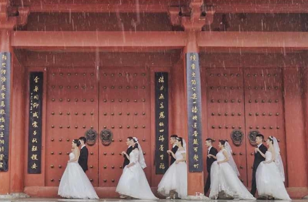 43人毕业班15对成婚竟然是炒作？集体婚礼全是演的！