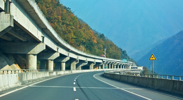 美国网友问中国有高速公路吗？ 中国网友机智作答