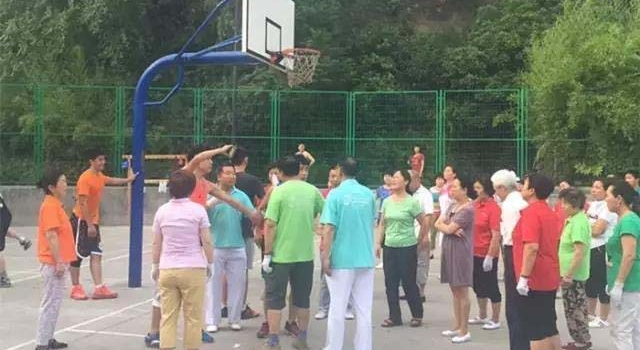疯狂的广场舞!地盘之争 广场舞引起的轩然大波