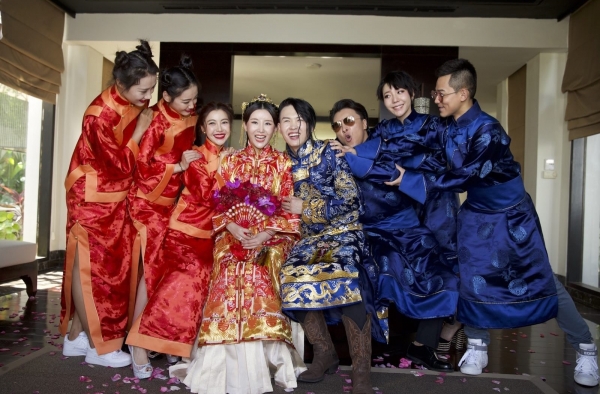 张玮婚礼吴莫愁反串助阵 伴郎团抢亲大跳小苹果