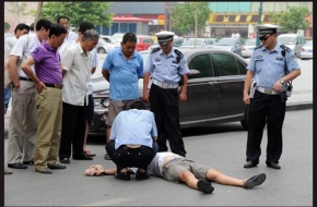 见义勇为!六旬老外用中国功夫制服持刀醉汉