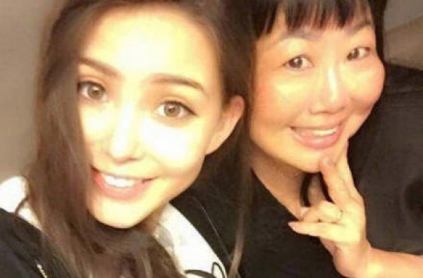 昆凌与妈妈合照曝光 网友：长大后的“姐姐”