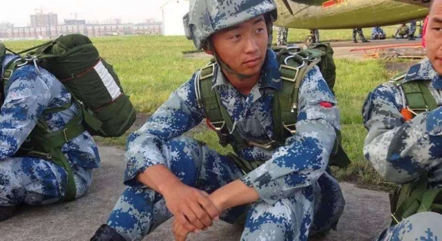 励志！12岁汶川地震男孩长大后实现愿望成空降兵