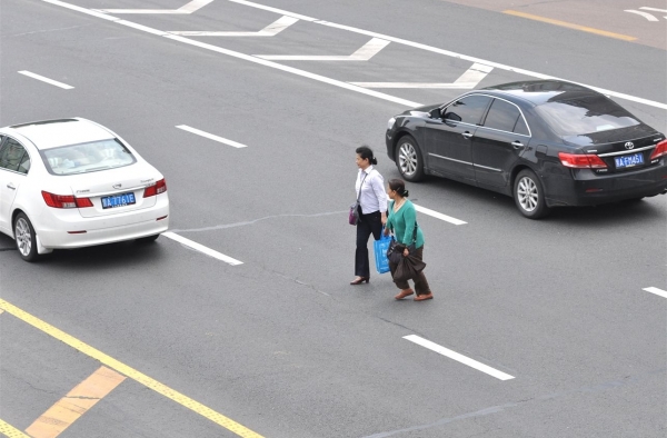 女子横穿马路被殴打 围观路人都怒了！