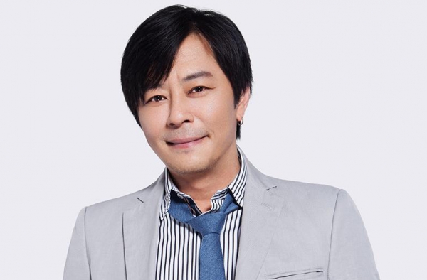 王杰西装写真帅气依旧 歌坛浪子再现回忆杀
