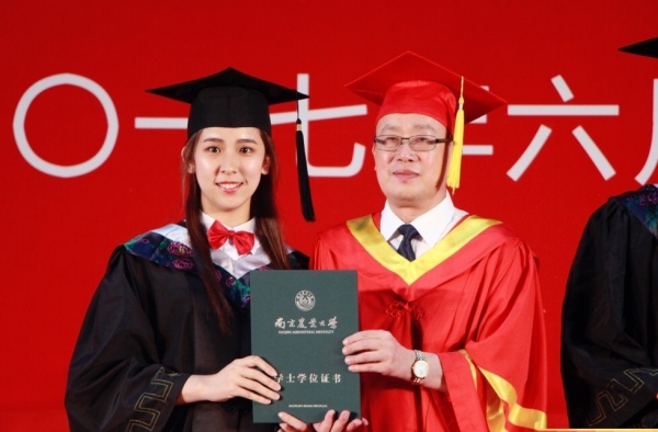 女学生毕业亲校长怎么回事？当事人回应：大学没遗憾！
