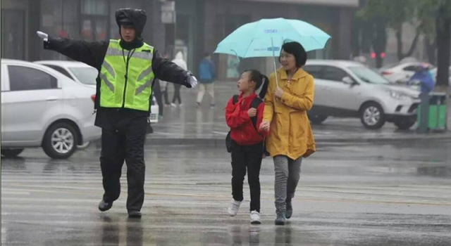 辅警大雨中掉进窨井不忘提醒路人注意 辅警何时被正名?