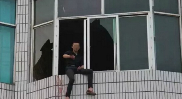 天降横祸 男子跳楼砸中楼下乘凉母子致2死1伤