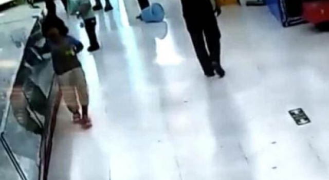男子疯狂殴打女儿 只因她偷带3岁弟弟出去玩