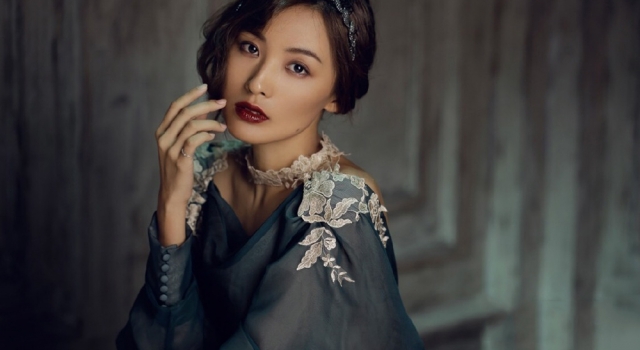 郑罗茜拍摄复古宫廷风写真 一袭长裙身姿曼妙高贵优雅