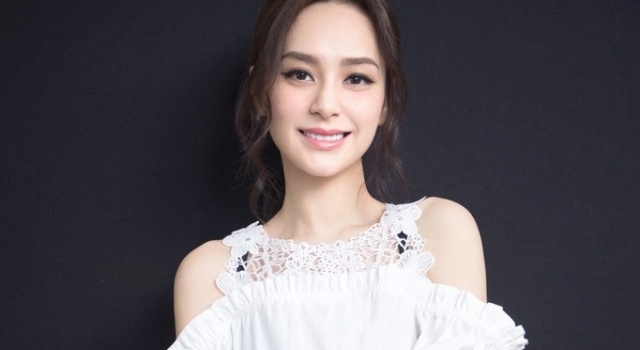 阿娇最新写真大片曝光 露肩白衣尽显妩媚