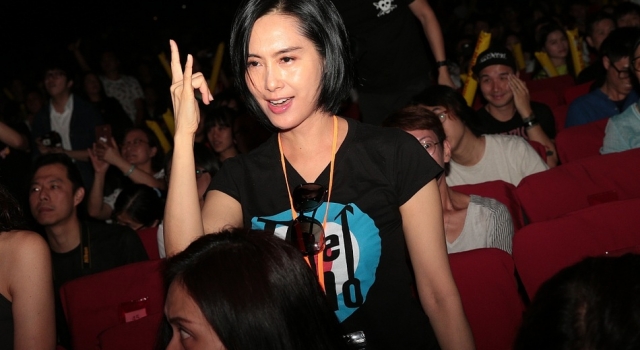 黄贯中演唱会老婆朱茵来助阵 台下狂野比rock手势加油