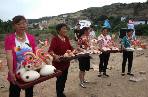 延续千年的陕西拜河神 想许愿就下河捞灯