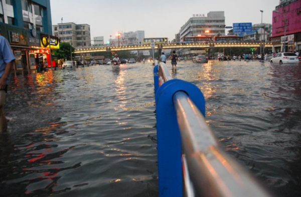 成都暴雨突发爆炸是真的吗？遇到强对流天气该怎么办