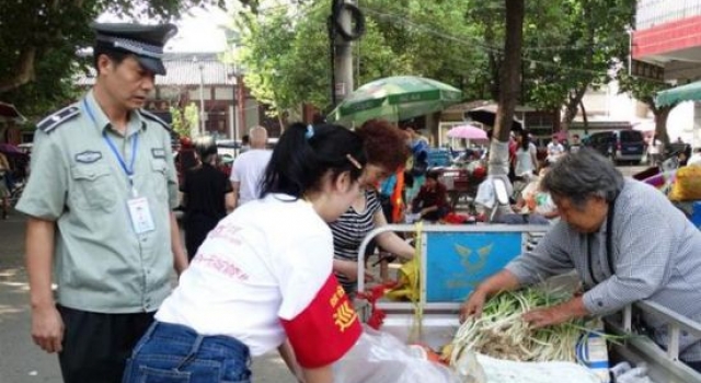 小贩占道卖菜被查与城管互跪 互相诉说自己不易