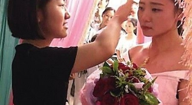 新郎紧急回部队婚礼照常 堂妹替兄迎亲