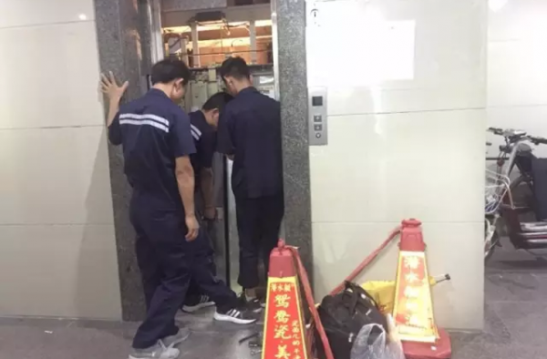 大妈用杯子挡住小区电梯门 几秒后电梯爆掉了